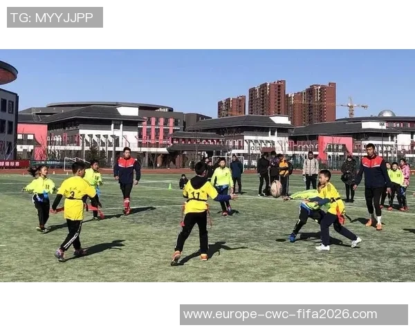 樱花盛开时节足球场上的激情碰撞与青春梦想的交织 樱花盛开时节足球场上的激情碰撞与青春梦想的交织