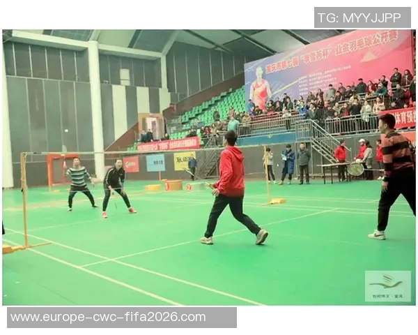 虹口足球场举办羽毛球赛事吸引众多运动爱好者共聚一堂